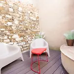E & E Apartment *