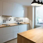 E & E Apartment *