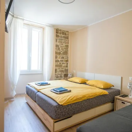 E & E Apartment